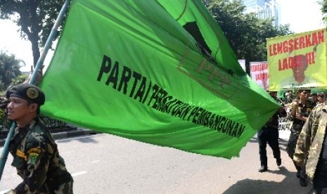 Massa Partai Persatuan Pembangunan (PPP) kubu Djan Faridz unjuk rasa di kantor Kemenkumham, Jakarta, Senin (23/3).