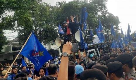 Massa Partai Rakyat Adil Makmur (Prima) menggelar aksi protes di depan kantor KPU RI, Jakarta Pusat, Rabu (14/12). Partai yang tidak lolos verifikasi administrasi ini menggelar aksi persis jelang KPU RI mengumumkan partai peserta Pemilu 2024 di dalam kantor KPU RI siang ini.