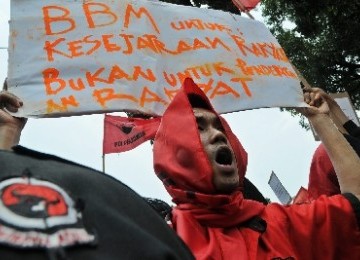 Massa PDIP demo tolak kenaikan harga BBM