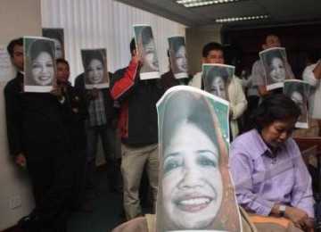 Massa PDIP membawa puluhan foto saksi kunci Nunun Nurbaetie pada sidang lanjutan di Pengadilan Tipikor, Jakarta, Rabu (4/5).