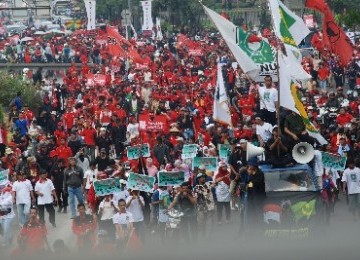 Massa PDIP menggelar aksi demonstrasi menolak kenaikan harga BBM dengan melakukan aksi long march menuju Istana Negara, Jakarta, Selasa (27/3). 