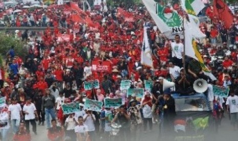 Massa PDIP menggelar aksi demonstrasi menolak kenaikan harga BBM dengan melakukan aksi long march menuju Istana Negara, Jakarta, Selasa (27/3). 