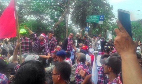 Massa pendukung Ahok bereaksi usai pembacaan keputusan sidang kasus penistaan agama atas terdakwa Basuki Tjahaja Purnama di Kementerian Pertanian, Jakarta, Selasa (9/5). 