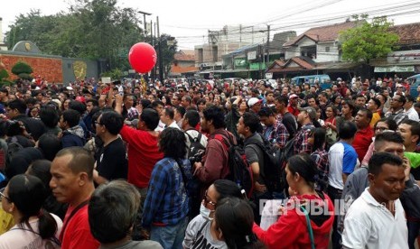 Massa pendukung Ahok berkumpul di depan gerbang Mako Brimob Kelapa Dua, Depok, Jawa Barat, Kamis (11/5). 