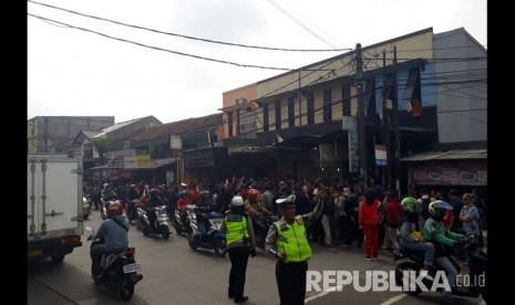 Massa pendukung Ahok berkumpul di seberang Markas Brimob Polri Kelapa Dua Depok Jawa Barat, Kamis (24/1).  