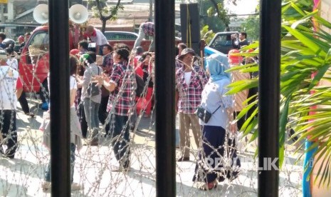 Massa Pendukung Ahok kembali gelar aksi di depan Gedung Pengadilan Tinggi DKI Jakarta Jalan Letjen Suprapto Cempaka Putih Jakarta Pusat, Jum'at (12/5).