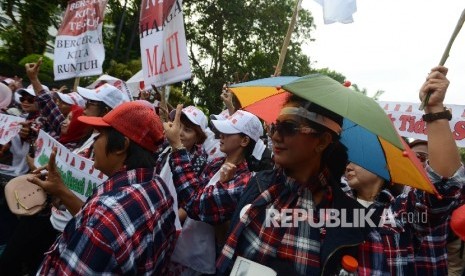 Massa pendukung ahok melakukan aksi kawal sidang ahok dengan agenda pemeriksaan saksi di Auditorium Kementerian Pertanian, Jakarta Selatan, Selasa (3/1).