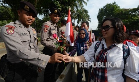 Anggota kepolisian saat mengawal aksi sidang ahok di Auditorium Kementerian Pertanian, Jakarta Selatan (ilustrasi) 