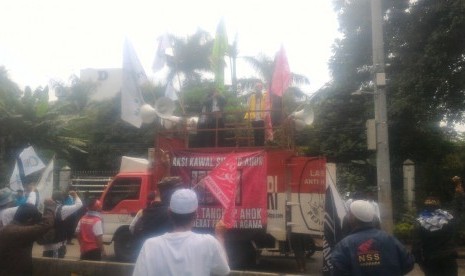 Massa pendukung Ahok mengawal sidang ke-11 kasus penistaan agama di Jalan Harsono, Kementerian Pertanian, Ragunan, Jakarta Selatan, Selasa (21/2).