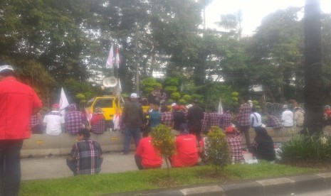 Massa pendukung Ahok mengawal sidang ke-11 kasus penistaan agama di Jalan Harsono, Kementerian Pertanian, Ragunan, Jakarta Selatan, Selasa (21/2).