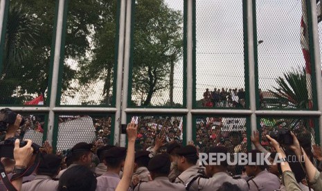 The mass pushed the fence of Cipinang Correction Institution while demanding Basuki Tjahaja Purnama (Ahok) to be released from prison. Ahok was convicted guilty in blasphemy case on Tuesday.