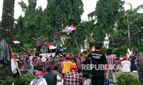  Massa pendukung Ahok yang beraksi mengawal sidang Ahok ke 12 di depan Kementerian Pertanian, Selasa (28/2). 