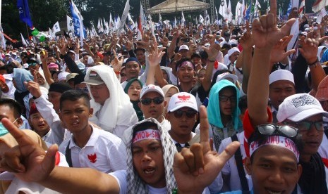 Massa pendukung capres-cawapres nomor urut 02 Prabowo-Sandi menghadiri kampaye terbuka terakhir di Alun- Alun Kota Tangerang, Banten, Sabtu (13/4/2019)