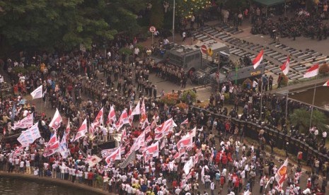  Massa pendukung Capres Prabowo-Hatta melakukan aksi di silang Monas kawasan Patung Kuda, Jakarta Pusat, Kamis, (21/8).  (Antara/Paramayuda)