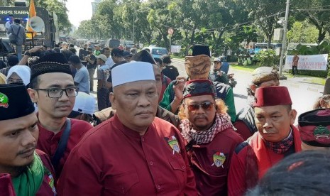 Massa pendukung Gubernur DKI Jakarta Anies Baswedan berkumpul dan berorasi di depan Balai Kota Jakarta, Jalan Merdeka Selatan, Gambir, Jakarta Pusat, Selasa (14/1). 