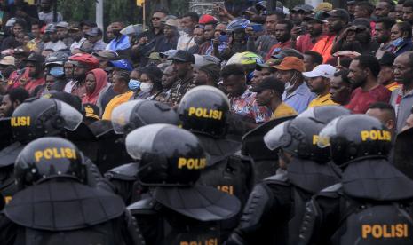 Massa pendukung Gubernur Papua Lukas Enembe berunjuk rasa menolak penetapan tersangka Gubernur Papua Lukas Enembe oleh Komisi Pemberantasan Korupsi (KPK) dengan pengamanan kepolisian di Titik Nol, Taman Imbi, Kota Jayapura, Papua, Selasa (20/9/2022). Polri mengerahkan sekitar 2.000 personel dalam mengamankan aksi dukungan kepada Lukas Enembe yang ditetapkan oleh KPK sebagai tersangka gratifikasi tersebut. 