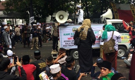 Massa pendukung Habib Bahar bin Smith melakukan orasi di depan Gedung Perpustakaan dan Arsip Kota Bandung, Rabu (6/3). Massa melakukan aksi untuk mengawal jalannya sidang kedua Habib Bahar.