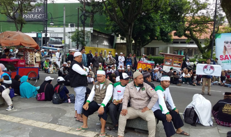 Massa pendukung Habib Bahar memenuhi halaman dan trotoar kantor Pengadilan Negeri Bandung.