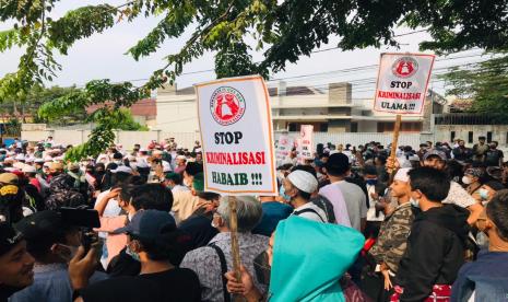 Massa pendukung Habib Rizieq Shihab (HRS) tiba di Gedung DPRD Kota Bogor, Jumat (11/6). 