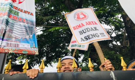 Massa pendukung Habib Rizieq Shihab (HRS) tiba di Gedung DPRD Kota Bogor, Jumat (11/6). 