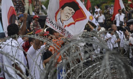 Massa pendukung pasangan capres dan cawapres Prabowo Subianto dan Hatta Rajasa berunjuk rasa di Jalan Medan Merdeka Barat, Jakarta, Kamis (21/8).