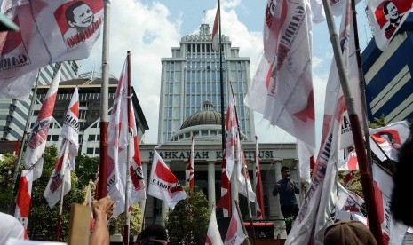 Massa pendukung pasangan Capres nomor urut satu Prabowo Subianto dan Hatta Rajasa melakukan aksi di halaman Mahkamah Konstitusi, Jakarta Pusat, Selasa (12/8). 