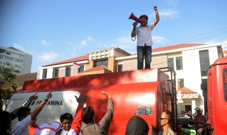 Massa pendukung pasangan Capres Prabowo Subianto dan Hatta Rajasa yang tergabung dalam Koalisi Merah Putih Sulsel menahan mobil tangki saat berunjuk rasa di KPU Makassar, Sulsel, Jumat (8/8). 