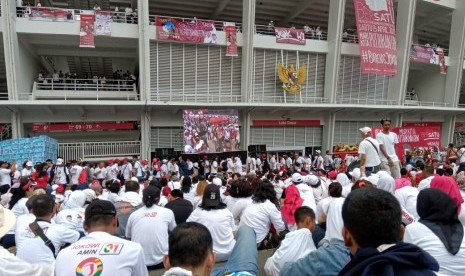 Massa pendukung paslon 01, Jokowi-Ma'ruf Amin nonton bareng Konser Putih Bersatu di luar Stadion Utama Gelora Bung Karno, Tanah Abang, Jakarta Pusat, Sabtu (13/4).