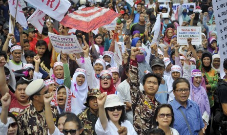 Massa pendukung Prabowo berunjuk rasa menolak hasil Pilpres 2014 di depan Gedung Mahkamah Konstitusi (MK), Jakarta, Senin (18/8).