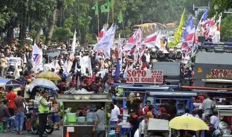 Massa pendukung Prabowo-Hatta berdemo hingga menutup jalan raya di depan Gedung Mahkamah Konstitusi (MK), Jakarta, Jumat (15/8). Kondisi tersebut mengakibatkan kemacetan parah di kawasan tersebut.