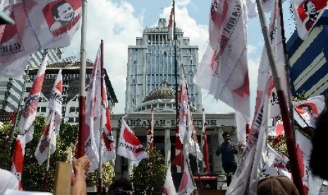 Massa pendukung Prabowo-Hatta melakukan aksi di halaman gedung MK, Jakarta Pusat, Selasa (12/8).