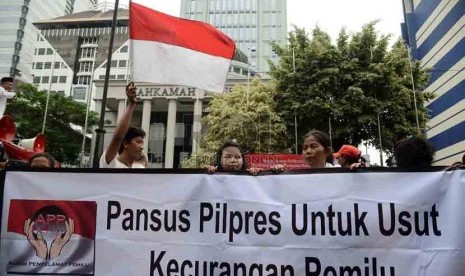 Massa pendukung Prabowo Subianto-Hatta Rajasa berunjuk rasa di depan Gedung Mahkamah Konstitusi (MK), Jakarta Pusat, Jumat (25/7). (Republika/Agung Supriyanto)