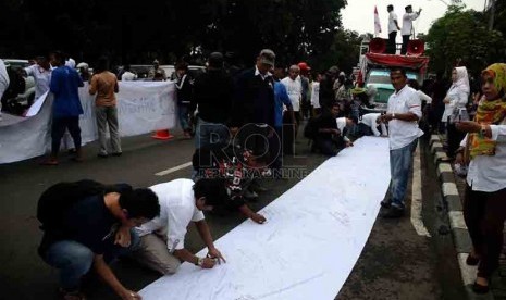 Massa pendukung Prabowo Subianto-Hatta Rajasa berunjuk rasa di depan Gedung Mahkamah Konstitusi (MK), Jakarta Pusat, Jumat (25/7). (Republika/Agung Supriyanto)