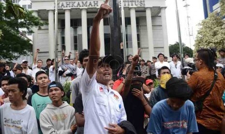 Massa pendukung Prabowo Subianto-Hatta Rajasa berunjuk rasa di depan Gedung Mahkamah Konstitusi (MK), Jakarta Pusat, Jumat (25/7). (Republika/Agung Supriyanto)