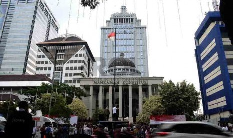 Massa pendukung Prabowo Subianto-Hatta Rajasa berunjuk rasa di depan Gedung Mahkamah Konstitusi (MK), Jakarta Pusat, Jumat (25/7). (Republika/Agung Supriyanto)