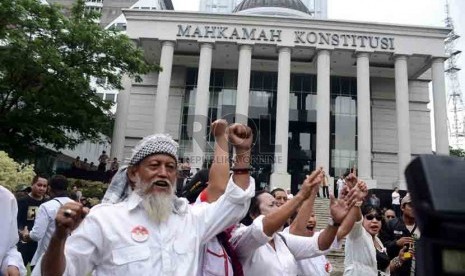 Massa pendukung Prabowo Subianto-Hatta Rajasa berunjuk rasa di depan Gedung Mahkamah Konstitusi (MK), Jakarta Pusat, Jumat (25/7). (Republika/Agung Supriyanto)