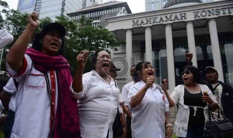 Massa pendukung Prabowo Subianto-Hatta Rajasa berunjuk rasa di depan Gedung Mahkamah Konstitusi (MK), Jakarta Pusat, Jumat (25/7). (Republika/Agung Supriyanto)