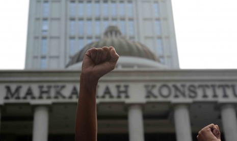 Massa pendukung Prabowo Subianto-Hatta Rajasa berunjuk rasa di depan Gedung Mahkamah Konstitusi (MK), Jakarta Pusat, Jumat (25/7). 