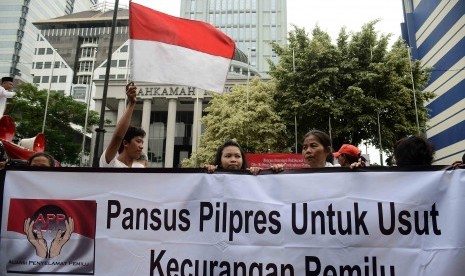 Massa pendukung Prabowo Subianto-Hatta Rajasa berunjuk rasa di depan Gedung Mahkamah Konstitusi (MK), Jakarta Pusat, Jumat (25/7). 