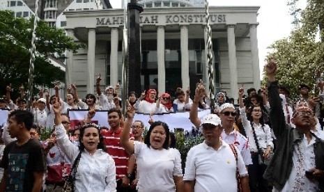 Massa pendukung Prabowo Subianto-Hatta Rajasa berunjuk rasa di depan Gedung Mahkamah Konstitusi (MK), Jakarta Pusat, Jumat (25/7)