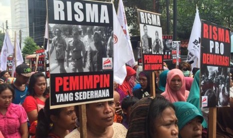 Massa pendukung Risma-Yoyok menyampaikan orasinya di depan kantor DPP PDIP, Jakarta, Kamis (15/9).