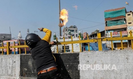 Massa pendukung UU Kewarganegaraan baru India melemparkan bom molotov ke arah bangunan masjid di New Delhi, India, Senin (24/2). 