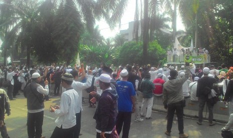 Massa pengawal sidang Ahok berkumpul di depan Kantor Kementan, Selasa (25/4)