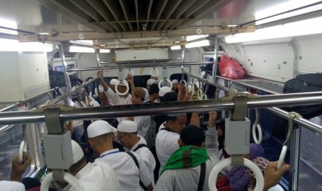 Massa peserta Aksi Bela Palestina dengan pakaian serba putih mendominasi penumpang Kereta Commuter Line atau KRL, Ahad (17/12). 