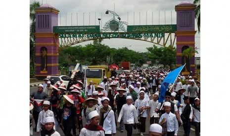 Massa peserta aksi jalan kaki di Ciamis mulai bergerak pada Senin, (28/11) siang. Mereka menuntut penangkapan terhadap Basuki Tjahaja Purnama (Ahok).