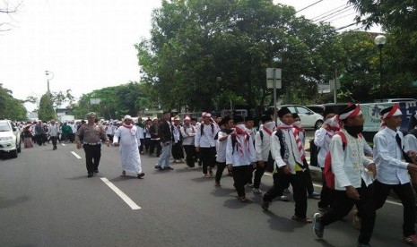 Massa mulai berjalan kaki dari Ciamin menuju Tasikmalaya pada Senin, (28/11). Mereka menuntut penangkapan terhadap tersangka penistaan agama, Basuki Tjahaja Purnama alias Ahok.