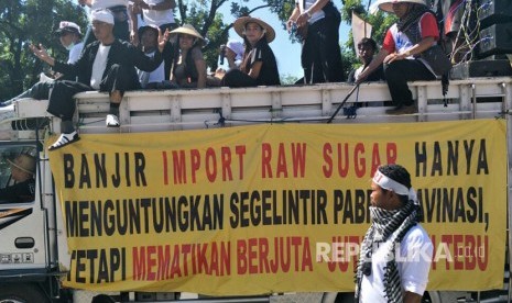 Massa petani tebu berdemonstrasi di depan gedung Kementrian Perdagangan, Jakarta, Senin (28/8).