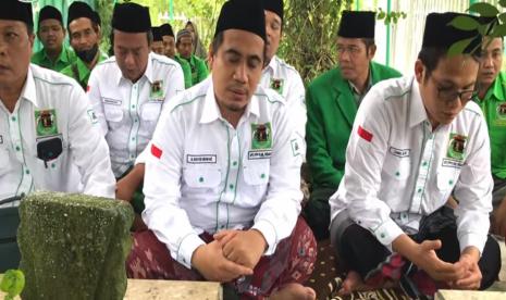 Massa PPP melakukan ziarah kubur untuk menghormati jasa pahlawan