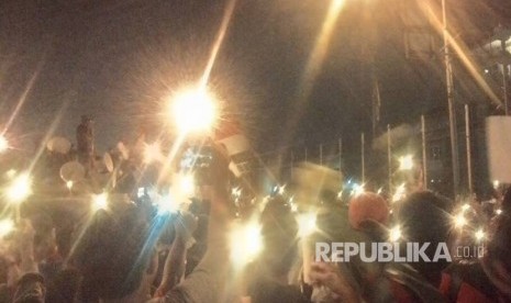 Massa pro Ahok gelar aksi menyalakan lilin di depan LP Cipinang, Jakarta Timur, Selasa (9/5). 