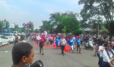 Pendukung Ahok melakukan long march menuju Istana usai putusan vonis kasus penistaan agama atas terdakwa Basuki Tjahaja Purnama di Kementerian Pertanian, Jakarta, Selasa (9/5). 